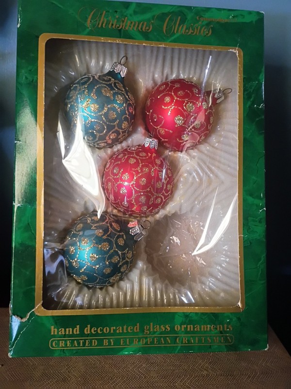Christmas classic hand decorated glass ornaments Set Of 4 Red&green