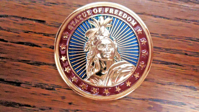 STATUE OF FREEDOM / U.S.A. CAPITOL BUILDING-CHALLENGE COIN IN AIR TIGHT HOLDER