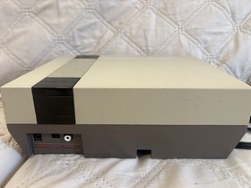Nintendo NES-001 Console Bundle with Mario/Duck Hunt And Top Player&rsquo;s Tennis