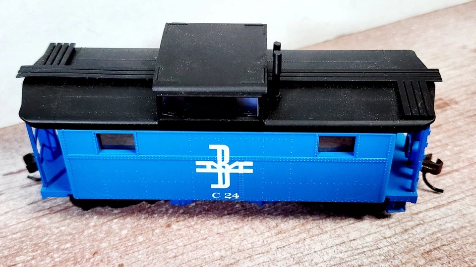 Boston & Maine RR NE-5 Center Cupola caboose C24 Bowser 55015 Owner Built HO - Image 4 of 4