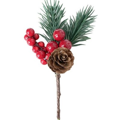 Grüne künstliche Weihnachtszweige mit roten Beeren und Tannenzapfen für Kränze