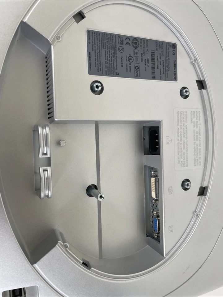 Vintage LG L1720P LCD Monitor Grade A - Tested and working - With cords - Image 3 of 4