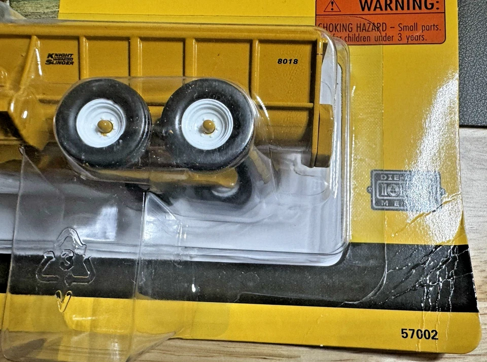 1/64 NORSCOT Knight 8018 ProTwin Slinger Spreader 57002 - Old Version - Image 4 of 4