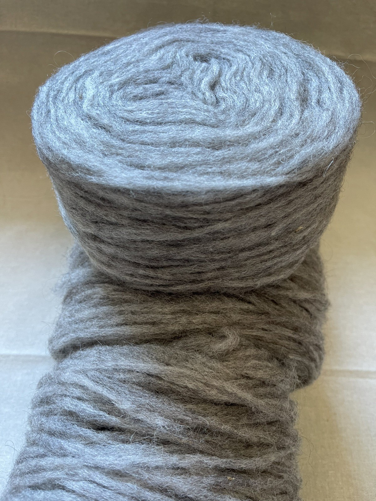 Honer Och Eir - Nutiden Yarn Unspun, Pencil Roving - TRIPP natural mid grey 300g