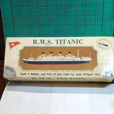 White Star Titanic R.M.S. Titanic Ship Model w/ Display Stand Nameplate Box