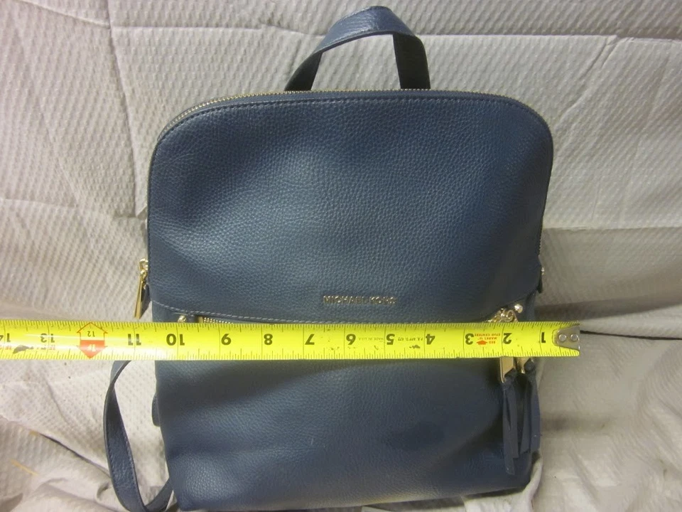 Mochila Michael Kors Rhea delgada de cuero granulado azul borde dorado precio de venta sugerido por el fabricante 378 USD - COMO NUEVA Foto 4 de 4