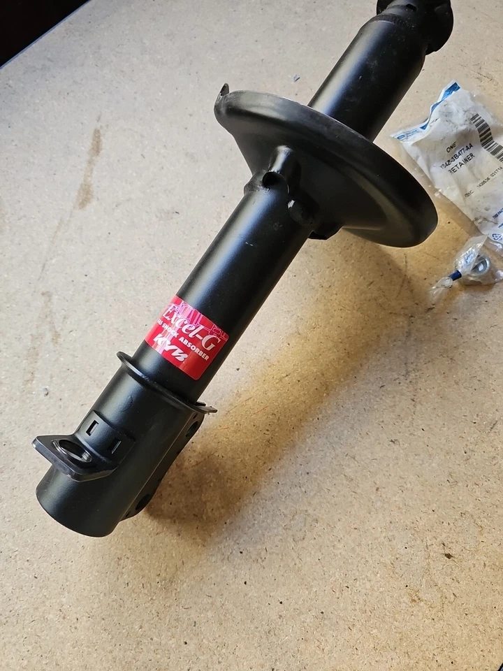 Puntal de suspensión KYB 333111 para 94-97 Kia Sephia Foto 2 de 4