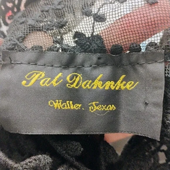 Mantón largo de encaje con flecos Pat Dahnke en negro Foto 2 de 3