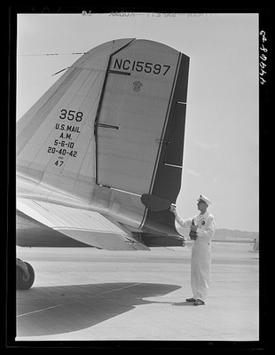 Washington DC Municipal Airport 1941 Ground Crew Assistant Plane Rudder Launch