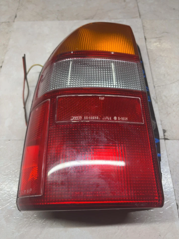 Conjunto de luz trasera izquierda SUZUKI GRAND VITARA 99 00 01 02 03 Foto 2 de 4