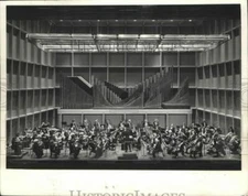1975 Press Photo Kenneth Schermerhorn Directs Milwaukee Symphony Orchestra