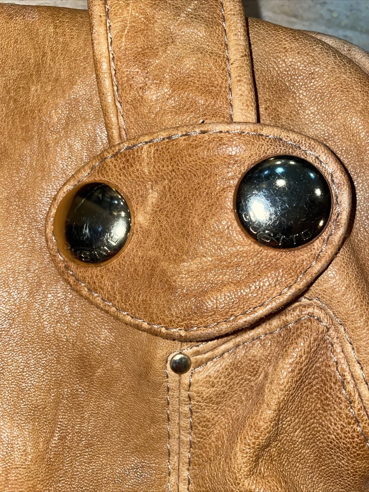BOLSO DE MANO GUSTTO BOLSO DE CUERO TOSTADO COÑAC Botones Dorados 14x12x5” Foto 4 de 4