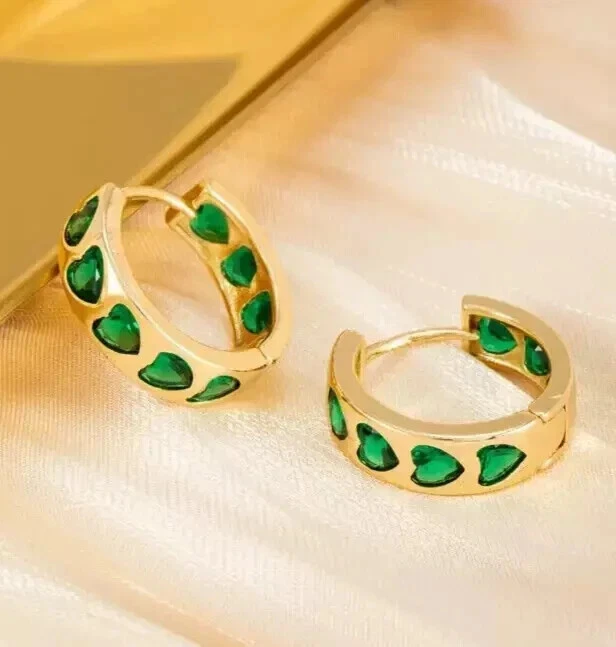 Pendientes de aro y huggie de esmeralda simulada con corazón de 3 quilates enchapados en oro amarillo de 14 k Foto 3 de 4