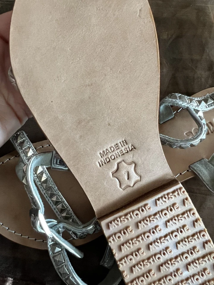 Sandalia MYSTIQUE Plateada Tachonada Talla 7 NUEVA Foto 3 de 3