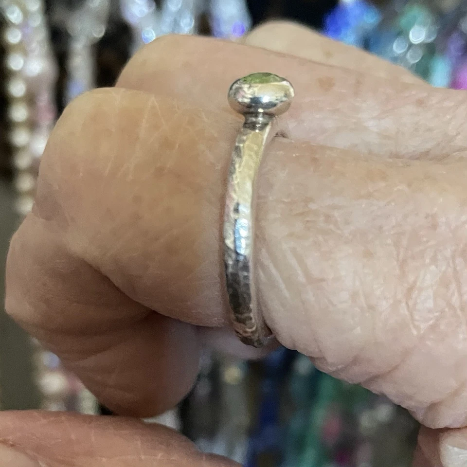 Ring 925 Silber gehämmert mit einem Peridot Edelstein Gr. 58 neuwertig - Bild 3 von 4