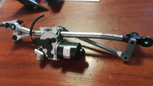 BMW E81 1er Scheibenwischergestänge vorne mit Motor 7192964 7193037 RHD