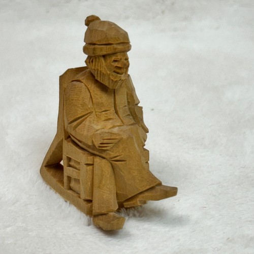 Daigle de madera tallada a mano de colección sentado en silla arte canadiense - Imagen 8 de 9