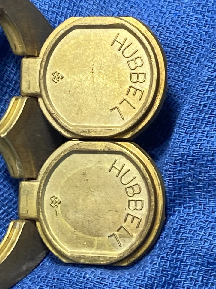 Cubierta dúplex de piso redondo de latón 232A Hubbell D70240 con BRIDA Y JUNTA DE PISO S3082 Foto 4 de 4