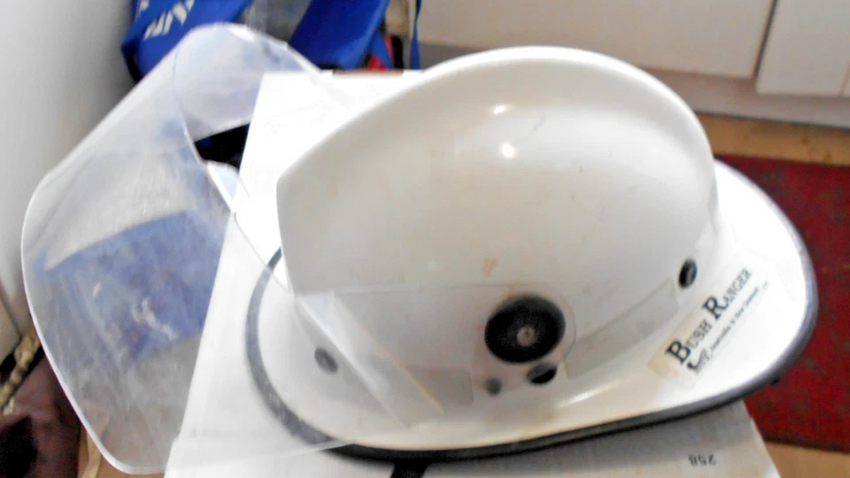 CASCO BOMBERO VINTAGE CFS [SERVICIO DE BOMBEROS DEL PAÍS] CON PROTECCIÓN FACIAL Y CUELLO Foto 3 de 4