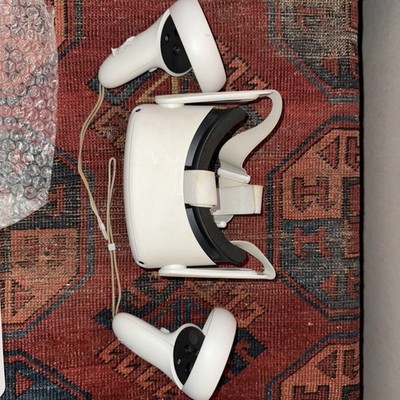 Meta Oculus Quest 2 128GB Virtual Reality Headset - White - CONTROLLERS INCLUDED
