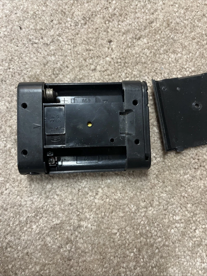 VINTAGE QUARTZ TRAVEL ALARM CLOCK W/ FLASHLIGHT - Image 4 of 4