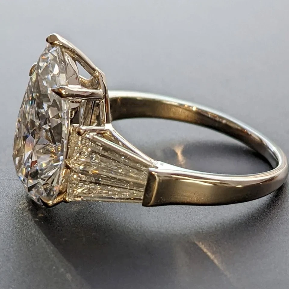 Anillo de compromiso estilo único de moissanita corte pera 4,67 TCW enchapado en oro blanco de 14K Foto 3 de 4