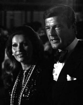 Roger Moore and wife Luisa Mattioli at 45th academy Awards o - 1973 Old Photo