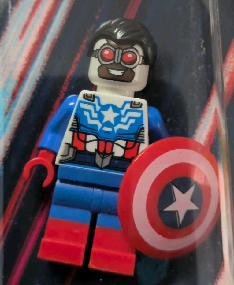 LEGO SDCC Exclusive Minifigure Captain America (Sam Wilson) Marvel 2015 Look - Image 2 of 4