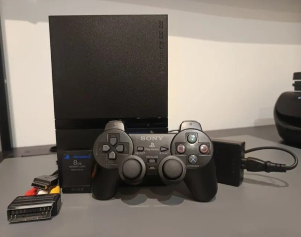 PlayStation 2 completa y 2 mandos y 20 juegos