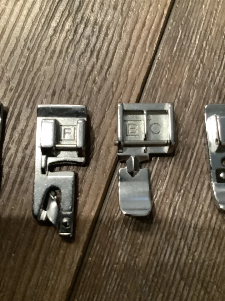 ¿Dobladillo ciego Singer? Lote de Pies Pie D C A H J B F & Roller Máquina de Coser Foto 4 de 4