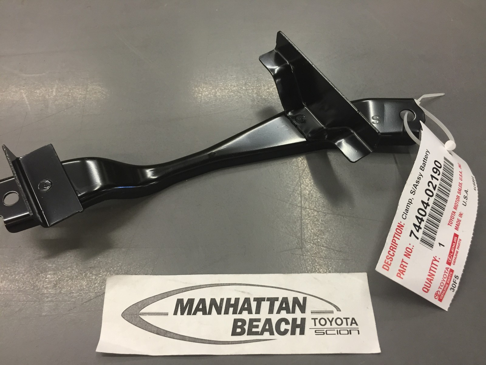 2009 2013 TOYOTA COROLLA BATTERY HOLD DOWN CLAMP BRACKET OEM 74404