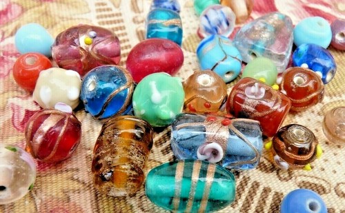 LOT DE 30 PERLES VINTAGES FANTAISIES EN VERRE DE MURANO et CÉRAMIQUE EN VRAC - Foto 7 di 9