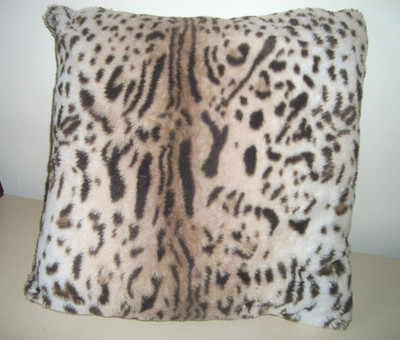 GROSSES FLAUSCHIGES KISSEN MIT ANIMALPRINT von THE CUSHION FACTORY