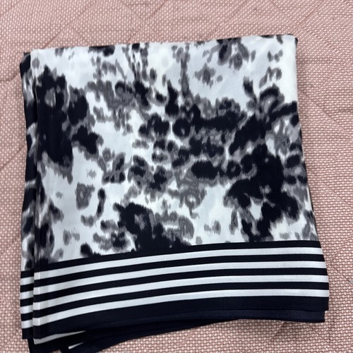 Black And White Stunning Scarf - Picture 5 of 5