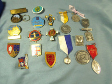 19 insignes, médailles  religieuses   essentiellement de pèlerinages & Diocèses