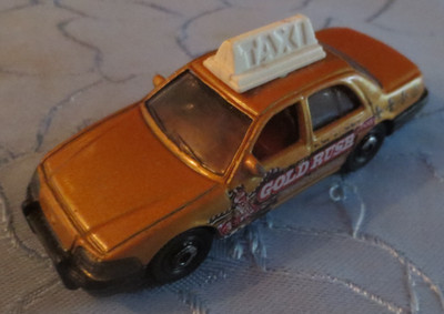 2006 Matchbox MB 689 Ford Crown Victoria Taxi Gold Rush 1:71 gold metallic Model