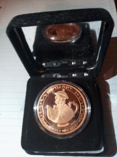 Disney Park Pack Edição Limitada - Moeda Mad Tea Party - Imagem 3 de 3