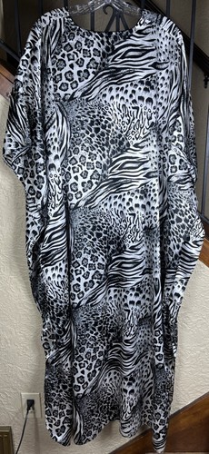 VTG Winlar Black White Animal Print Kafton Muumuu Dress Women’s One Size - Picture 3 of 3