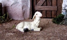 Schaf liegend aus Polyresin, handbemalt für 9-11 cm Krippenfiguren. Krippentiere