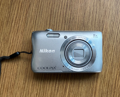Nikon COOLPIX S220 10.0MP Digital Camera-Silver