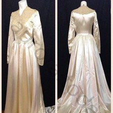 Champagne Vintage Wedding Dresses Satin Long Sleeve Lace Appliques Bridal Gown