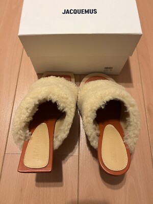 JACQUEMUS スカルフテットミュル 22H226FO0434007 320 NIB Jacquemus Les Mules Carres Ronds Shearling Fur Heeled
