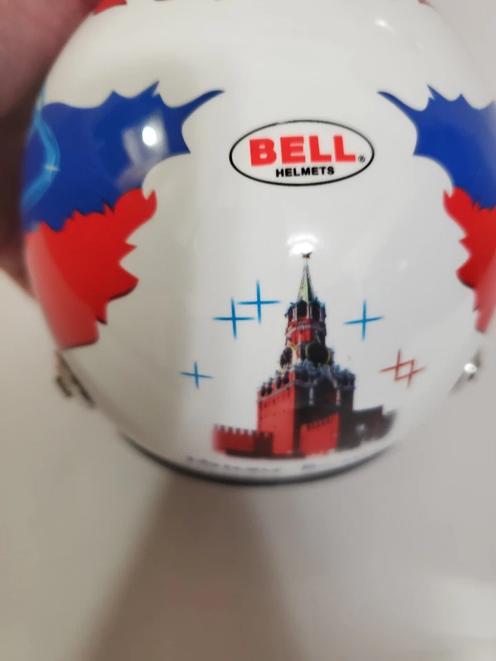 Vitaly Petrov 2011 1:2 helmet - Moscow Foto 4 de 4