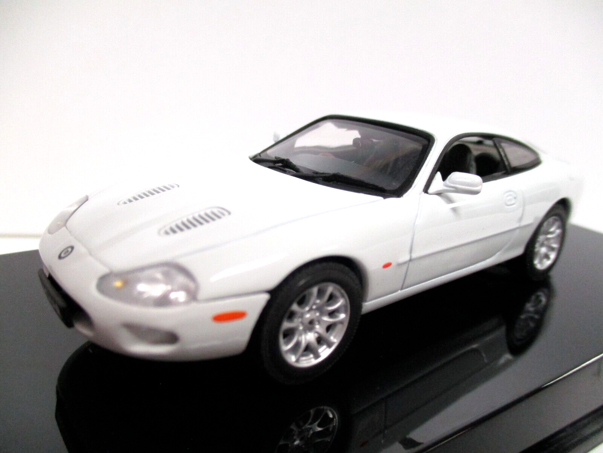 【中古】AUTO art JAGUAR XK 2006 COUPE 1:18 中古】AUTO art JAGUAR XK 2006 COUPE 1:18