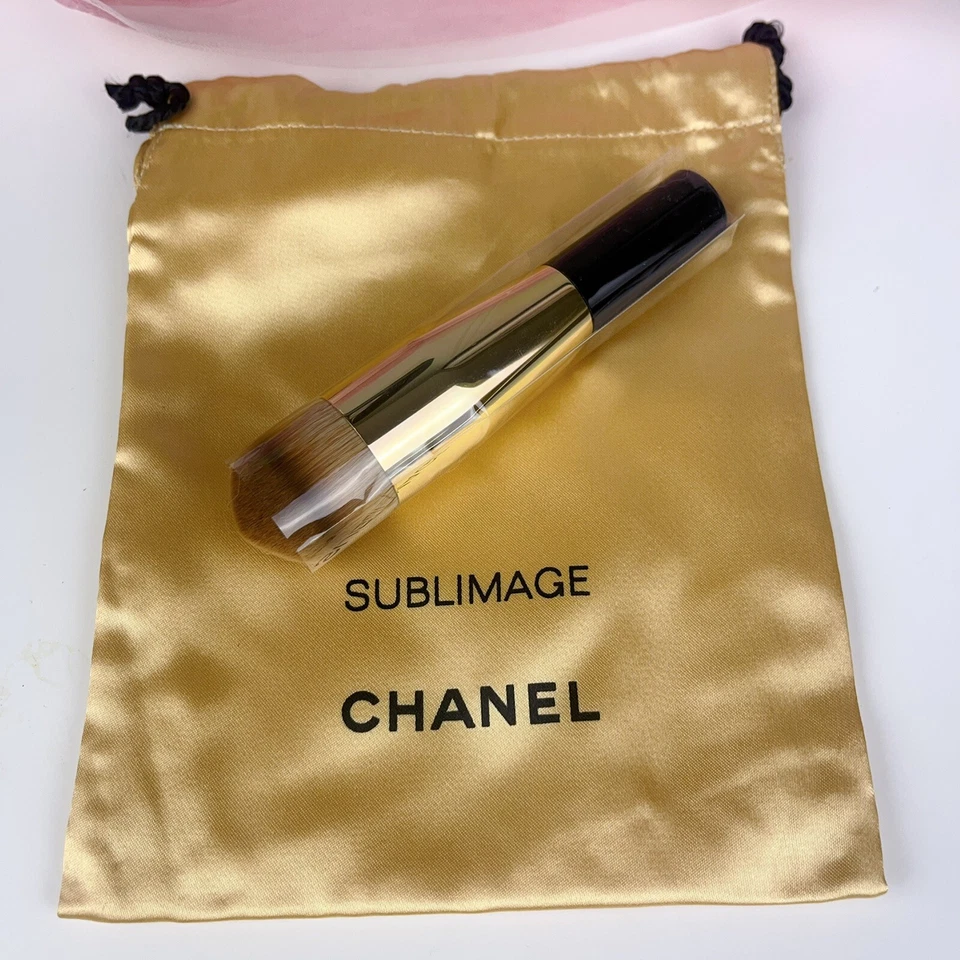 (1) Cepillo Base Chanel Sublimage Tamaño Completo+ (1) Bolsa Dorada Sublimage Bolsa para el Polvo Foto 4 de 4