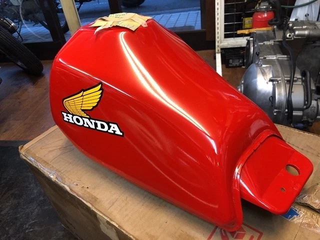超级罕见 NOS 82-83 HONDA XL250 XL250R 原始设备制造商燃气油箱带盒 — 第 2/4 张图片