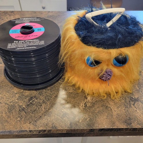1960s Disk Go Case with yellow Fuzzy Monster 45rpm Record Holder +61 records - Picture 2 of 5