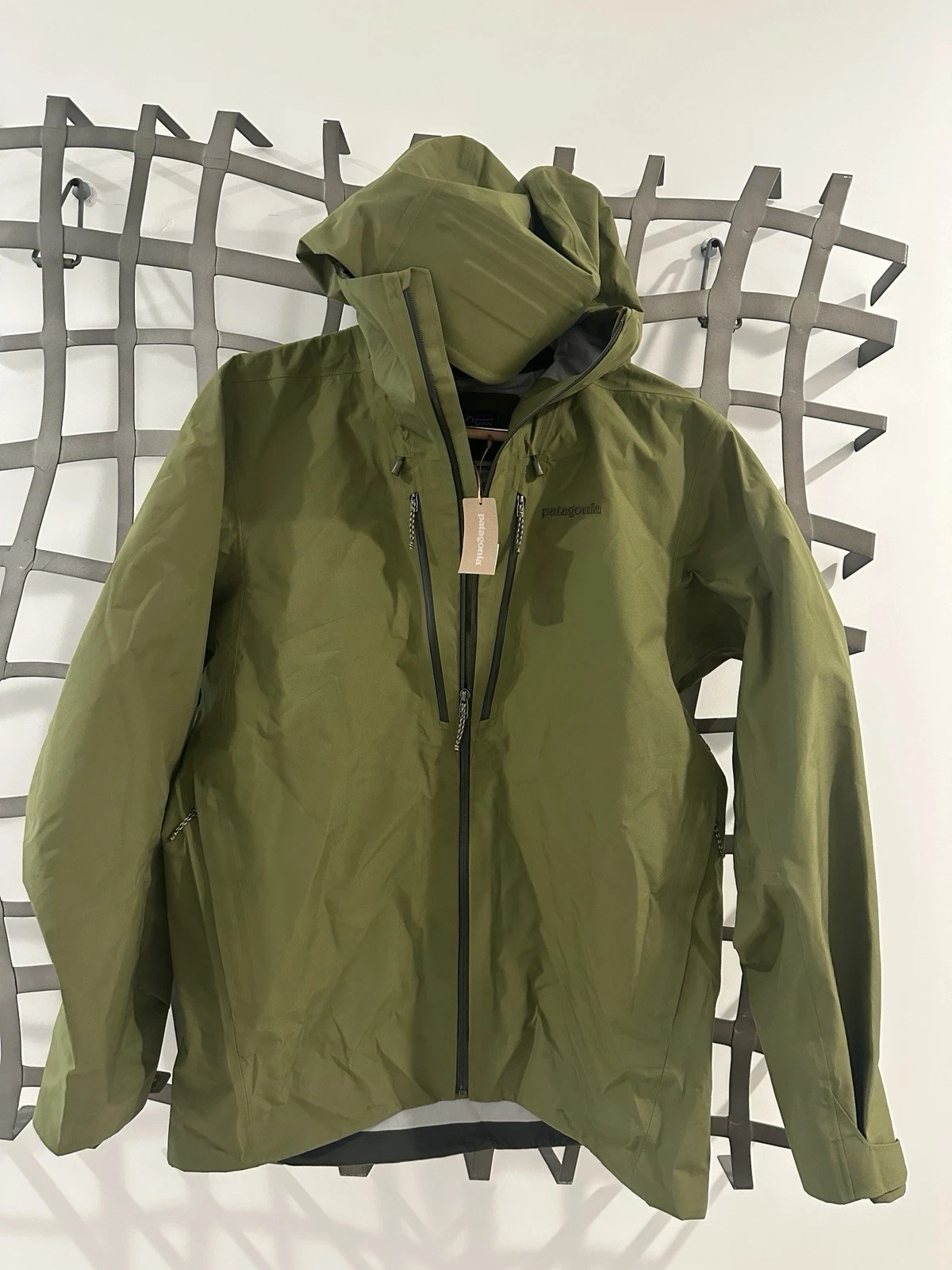 NEW PATAGONIA MENS TRIOLET Goretex Rain Snow Travel Weather Proof JACKET Mens M
Opens in a new windo