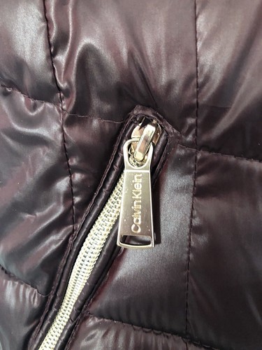 Damen Calvin Klein Puffy Steppweste Gr. L Burgund mit roségoldenen Reißverschlüssen - Bild 2 von 7