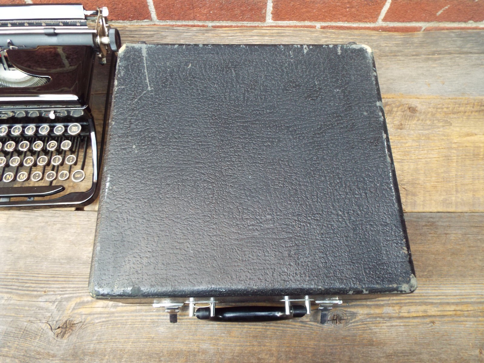 Royal Glossy Model O Portable Typewriter w/ Carrying Case, working